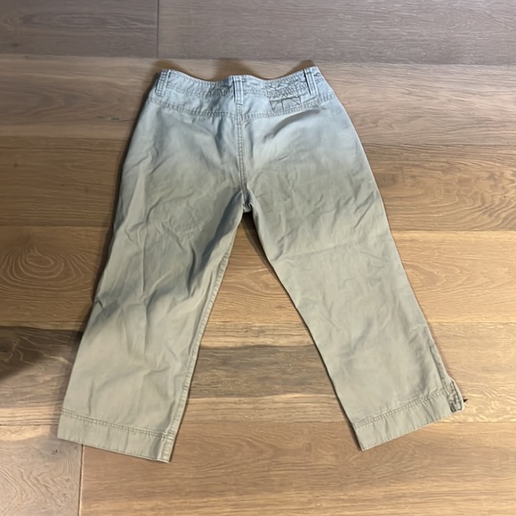 Women’s Bermuda shorts all of beige color, size 7/8 - Picture 2 of 3